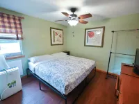 “Couples’ Cozy Cabin – King Bed, Walk to Geneva Lake” Hotels in Williams Bay