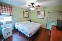 “Couples’ Cozy Cabin – King Bed, Walk to Geneva Lake”