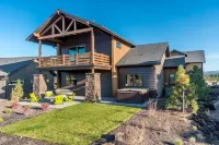 Tetherow Modern 5bed,6bth,hot-tub,walk to pool,gym,dining,20min to Mt Bachelor! Hotels near Deschutes National Forest - Forest Supervisor's Office