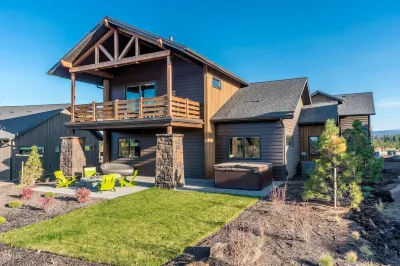 Tetherow Modern 5bed,6bth,hot-tub,walk to pool,gym,dining,20min to Mt Bachelor! Hotel in zona Widgi Creek Golf Club