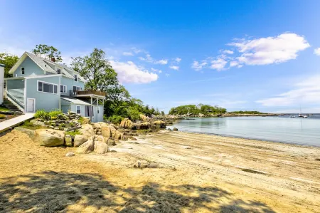 Private Beach! Dream vacation at your private beach in Gloucester