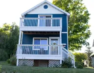 Cozy house with lake view near Marquette