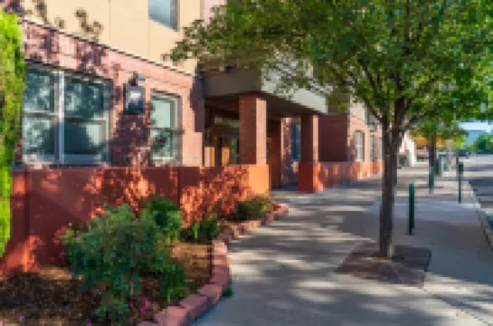 Granite Countertops and Secure Parking in Downtown - Elegant Retreat