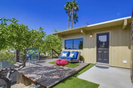 Avoyer - 1BR Guesthouse - La Mesa Отели в г. Каса де Оро-Маунт Хеликс