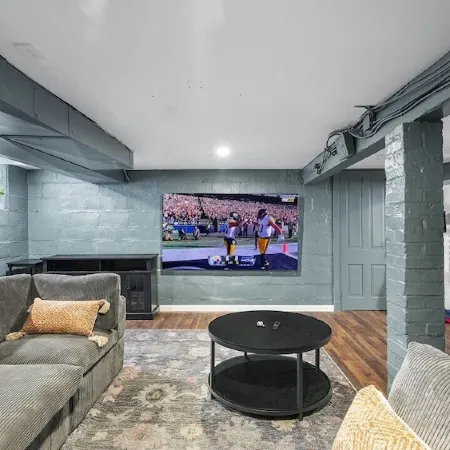 NEW! Stunning 5bdr game+movie room, VIEW, Parking!