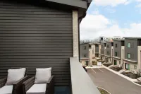 Modern Design and Spacious Balcony - Stylish Downtown Haven