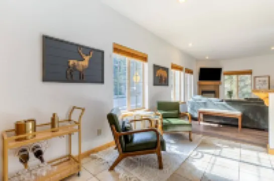 Stylish Townhome with Private Patio and Cozy Living Space - Charming Retreat