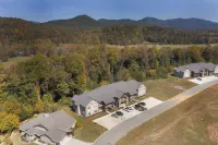 Outdoor Pool and Scenic Balcony Views - Charming Mountain Retreat Hotels in Townsend