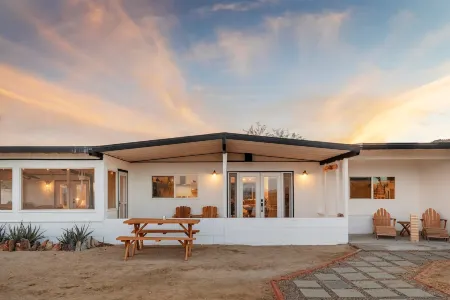 Desert Oasis with Hot Tub and Cowboy Tub Pool - Stunning Retreat
