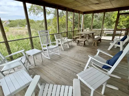 Marsh Views and Generous Decks - Charming Coastal Cottage Отели в г. Окракок