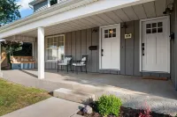 Bright Midcentury Modern Home for Family Comfort - Stylish Getaway