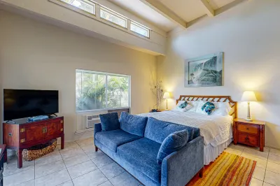 Golf course-view condo with 2 lanais, pool, beach access, game room, & fast WiFi