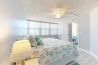 Beautifully remodeled waterfront condo w/ a shared pool & beach view 퐁스 데 레온 인라잇 라이트하우스 & 뮤지엄 주변 호텔