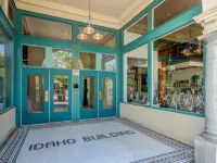 Stunning Capitol Views and Modern Amenities - Luxurious Urban Oasis