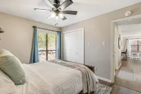 Sunny & spacious lake view condo with furnished balcony & pool access Hotels in Hot Springs