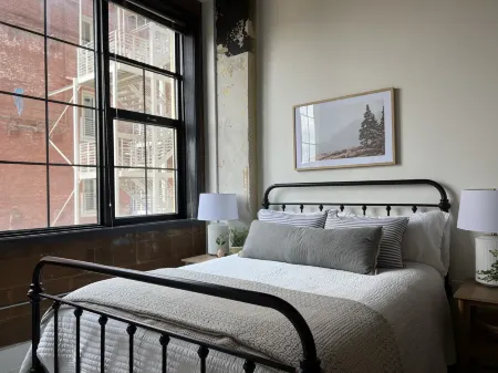 Spacious Loft with High Ceilings and Smart TV - Stylish Cozy Retreat