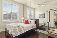 Spacious Condo with Outdoor Seating and BBQ Grill - Charming Retreat Hotel di Fayetteville