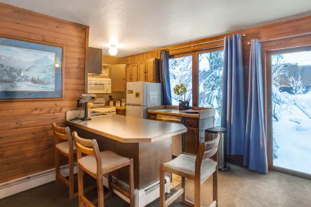 Conveniently located condo near skiing & hiking Отели рядом с достопримечательностью «Round House Museum»