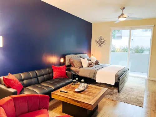 Cozy Home W/Pool & Gym + Parking 10 Min to Cedars