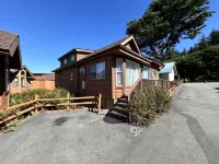 Private Deck and Hot Tub Enjoyment - Stunning Coastal Retreat Hotels in Smith River