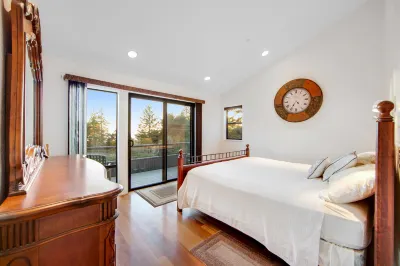 Sunny home with Ocean Views, Private Hot Tub, High-Speed WiFi, Washer/Dryer