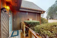 Dog-friendly duplex with fireplace, central AC & loft - on golf course Hotels in Cross Township