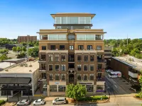 Private Balcony with Epic Views and Open Floor Plan - Stunning Downtown Haven