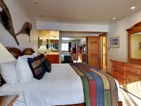 Serene Retreat - Hot Tub, WiFi, Ski-in/out, Shuttle Hotels in Snowmass Village
