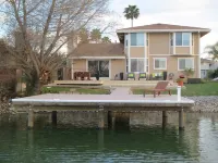 CHARMING 3 BEDROOM LAKE FRONT HOUSE WITH FAST WIFI IN DISCOVERY BAY