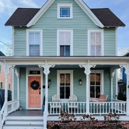 🍑 The Peach St. House - 1 Block to Park and Shops, close to beach!