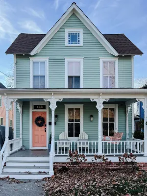 🍑 The Peach St. House - 1 Block to Park and Shops, close to beach!