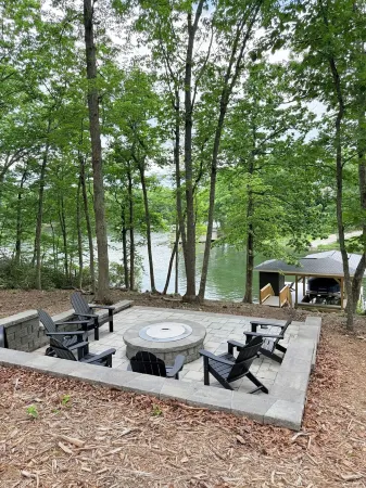 Waterfront! Laid Back at Lake Anna, new home, deep water cove, dock, fire pit! Отели в г. Каку