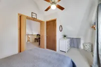 Large Deck, Fire Pit and Modern Amenities - Cozy Tranquil Retreat