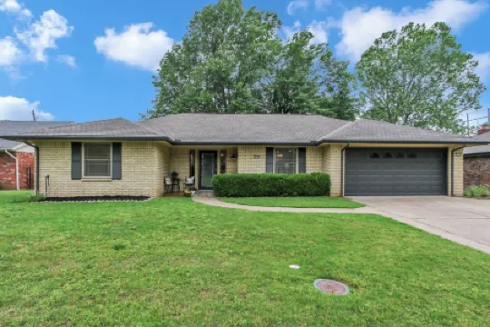 Charming & Renovated in S Tulsa Staycation or Long-Term Stays-Backs to Trails