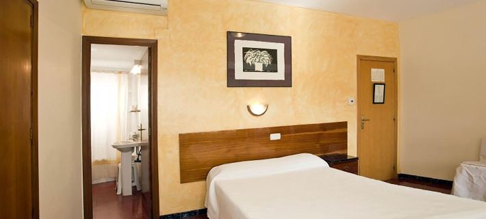 Hostal Tropical Hotels in Сафор