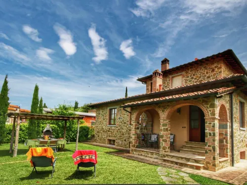 Tuscan Style Apartment with View of the Hills Hôtels à : Lucignano