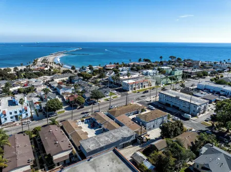 Pacific Inn & Suites Отели рядом с достопримечательностью «Пойнт Фермин Лайтхаус»