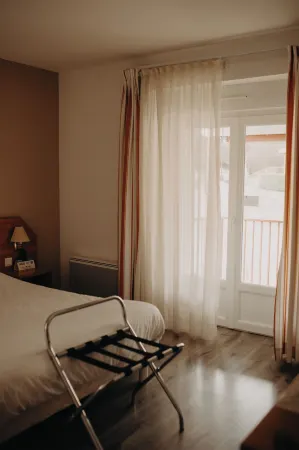 Logis - Hotel Restaurant du Parc Отели в г. Обен