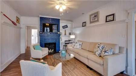 Flamingle in Fuchsia- Whole House- Walk to Beach! Отели рядом с достопримечательностью «Тайби-Айленд Лайт Стейшен Энд Музеум»