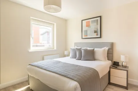 House of Fisher- Solstice House Apartments Отели в г. Фарнборо