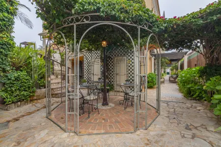 Charming Residence & Guest House Dom Manuel I Adults Only Отели рядом с достопримечательностью «Ponta da Piedade Lighthouse»