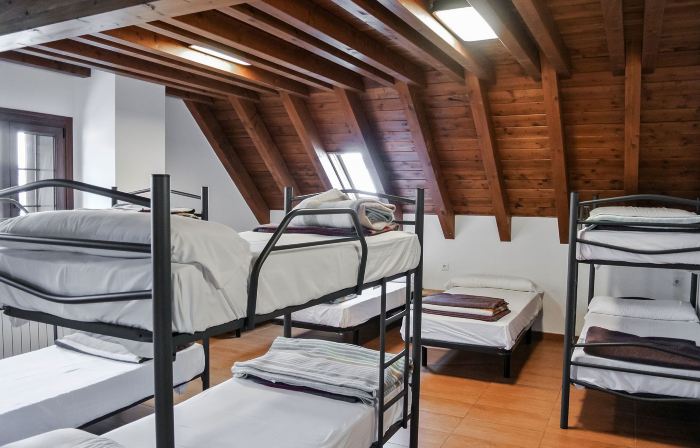 Hostal y Albergue Haizea - Hostel