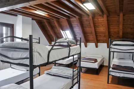 Hostal y Albergue Haizea - Hostel Отели в г. Валькарлос