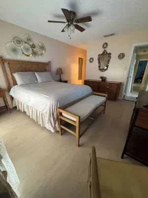 Entire centrally located spacious 3bd2bth sleep 6, close to shopping and beaches