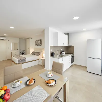 Sonrisa Deluxe Apartments, Levante 萊萬特海灘（Levante Beach）附近的飯店