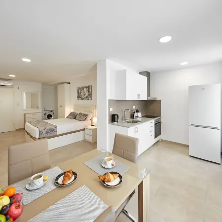 Sonrisa Deluxe Apartments, Levante
