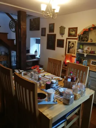 Yr  Hen Farcdy Bed & Breakfast Отели в г. Тросфинидд