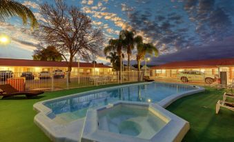 Charles Rasp Motor Inn & Cottages