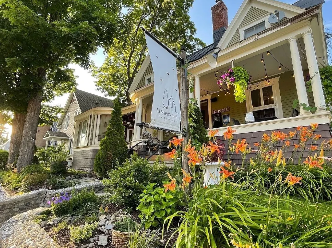 La Maison De Ville - Bed & Bistro - Magog