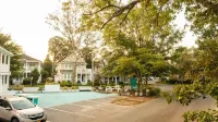 Canalside Inn - parking